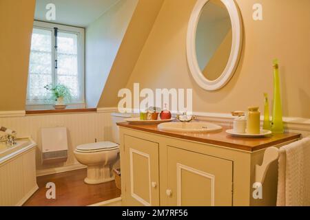 Kosmetikbereich im Hauptbadezimmer im oberen Stockwerk in einem alten, rekonstruierten Blockhaus im 1850er Jahre-Stil. Stockfoto