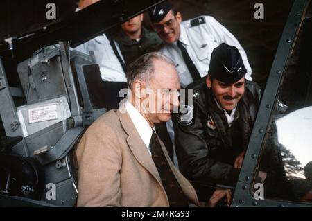 Der Sekretär der Luftwaffe Verne Orr betrachtet während seines Besuchs auf dem Stützpunkt das Abschusssystem der Maverick-Rakete AGM-65 eines A-10 Thunderbolt II-Flugzeugs. CPT Al Allenback, der dem Sekretär das System erklärt, ist Pilot der 355. Taktischen Kampfgeschwader, 354. Taktischer Kampfflug. Basis: Luftwaffenstützpunkt Myrtle Beach Bundesstaat: South Carolina (SC) Land: Vereinigte Staaten von Amerika (USA) Stockfoto