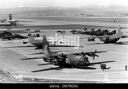 Ein Blick auf verschiedene Flugzeuge auf statischer Anzeige, die der Präsident von Korea während der Übung Team Spirit '81 sehen kann. Betreff Operation/Serie: MANNSCHAFTSGEIST '81 Stützpunkt: Osan Luftwaffenstützpunkt Land: Republik Korea (KOR) Stockfoto