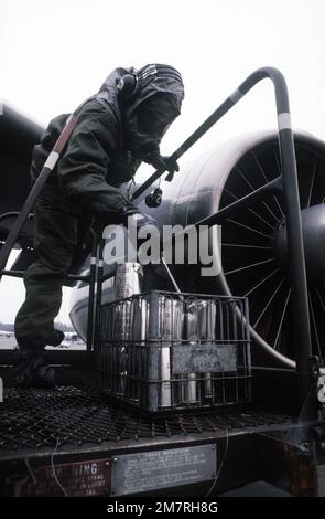 Ein Bodenpersonal, das Schutzkleidung trägt, führt nach dem Flug Wartungsarbeiten an einem C-141-Starlifter-Flugzeug durch, während einer chemischen Kriegsführung. Stützpunkt: Luftwaffenstützpunkt Ramstein Bundesland Rheinland-Pfalz Land: Deutschland / Deutschland (DEU) Stockfoto