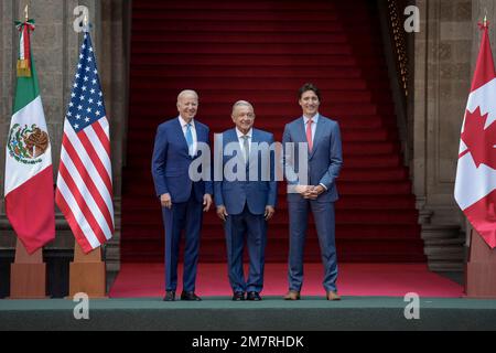 Mexiko-Stadt, Mexiko. 10. Januar 2023. US-Präsident Joe Biden, Left, steht neben dem mexikanischen Präsidenten Andres Manuel Lopez Obrador und dem kanadischen Premierminister Justin Trudeau, Right, während des Gipfels der nordamerikanischen Staats- und Regierungschefs am Palacio Nacional am 10. Januar 2023 in Mexiko-Stadt, Mexiko. Kredit: Adam Schultz/White House Photo/Alamy Live News Stockfoto