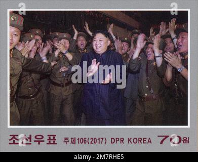 2017 Nordkorea-Stempel. Der zweite erfolgreiche Teststart von ICBM Hwasong-14. ICBM Hwasong-14. Kim Jong UN und Militärpersonal. Stockfoto