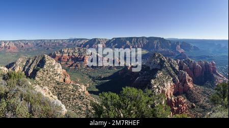 Vom 6355 m hohen Gipfel des Capitol Butte in der Nähe von Sedona, Arizona, haben Sie einen Blick in den Nordosten Stockfoto