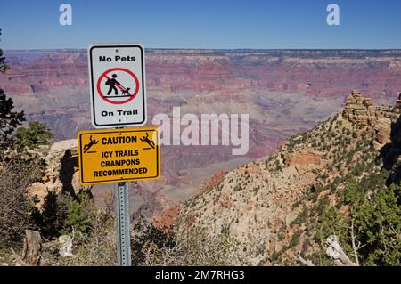 Grand Canyon-Warnschilder, keine Haustiere auf dem Weg und Vorsicht, eisige Wanderwege, Steigeisen in der Nähe des South Kaibab Trail empfohlen Stockfoto