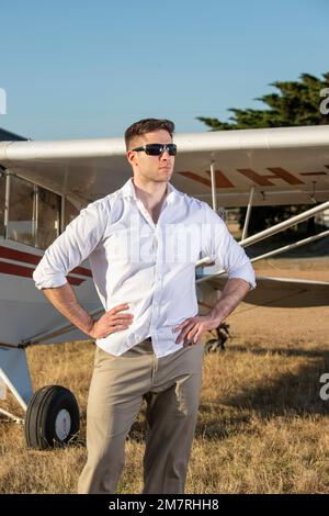 Ein junger Pilot mit einem Piper Super Cub Stockfoto