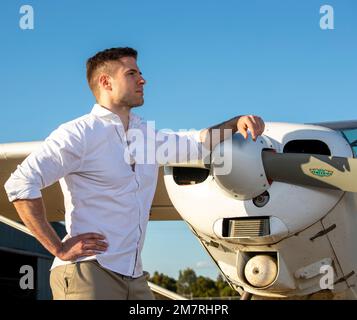 Ein junger Pilot mit einem Piper Super Cub Stockfoto