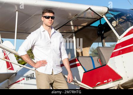 Ein junger Pilot mit einem Piper Super Cub Stockfoto