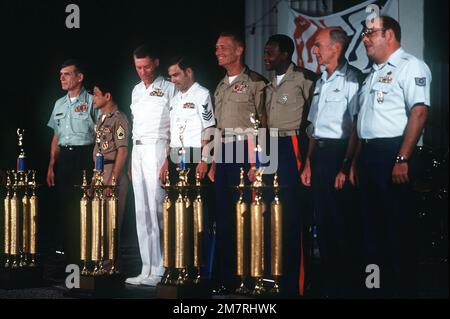 Die Gewinner der jährlichen USO Six-Star Salute Awards für herausragende Mitglieder der USA Die Streitkräfte auf den Philippinen und die hochrangigen Offiziere ihrer jeweiligen Dienste posieren mit ihren Trophäen. Die Auszeichnungen wurden während einer Zeremonie in den USA vergeben Botschaft. Basis: Manila-Land: Philippinen Stockfoto