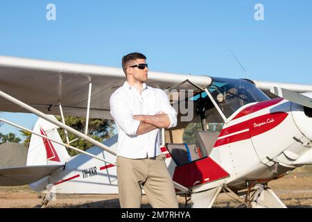 Ein junger Pilot mit einem Piper Super Cub Stockfoto