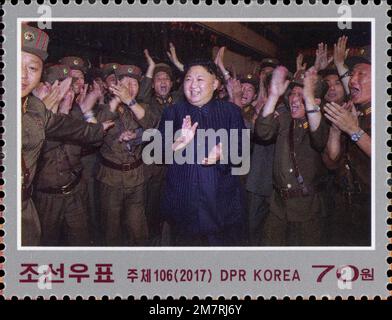 2017 Nordkorea-Stempel. Der zweite erfolgreiche Teststart von ICBM Hwasong-14. ICBM Hwasong-14. Kim Jong UN und Militärpersonal. Stockfoto