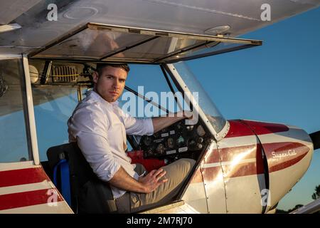 Ein junger Pilot mit einem Piper Super Cub Stockfoto