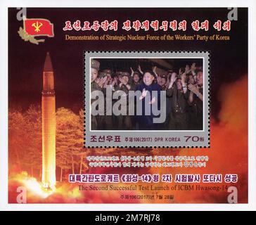 2017 Nordkorea-Stempel. Der zweite erfolgreiche Teststart von ICBM Hwasong-14. ICBM Hwasong-14. Kim Jong UN und Militärpersonal. Stockfoto