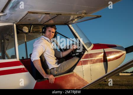 Ein junger Pilot mit einem Piper Super Cub Stockfoto