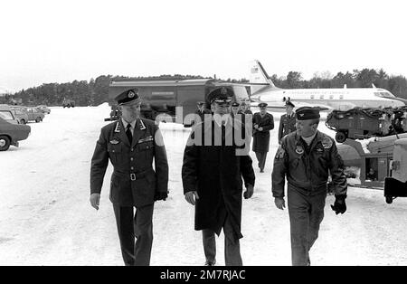 LTC Isaksen, links, Commander, Flesland Air Station, Begleitung GENERAL Charles A. Gabriel, Center, Oberbefehlshaber, USA Air Force, Europa, und OBERST Jerauld Gentry, Befehlshaber des taktischen Kampfflügels 388., auf einer Führung durch die Einrichtung. Basis: Flesland Air Station Country: Norwegen (NOR) Stockfoto