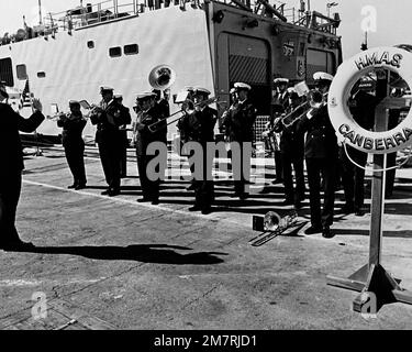 Die 13. Naval District Band tritt während der Zeremonie für die australische Fregatte HMAS CANBERRA (F-02) bei der Todd Pacific Shipyards Corporation auf. Basis: Seattle Staat: Washington (WA) Land: Vereinigte Staaten von Amerika (USA) Stockfoto