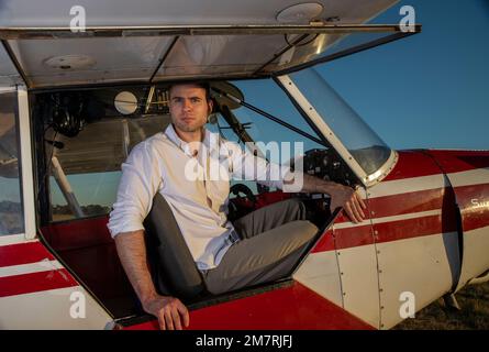 Ein junger Pilot mit einem Piper Super Cub Stockfoto