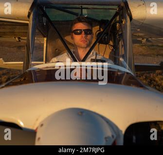 Ein junger Pilot mit einem Piper Super Cub Stockfoto