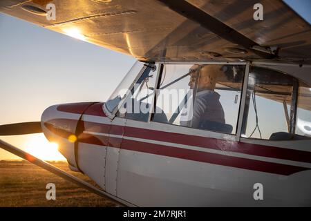 Ein junger Pilot mit einem Piper Super Cub Stockfoto