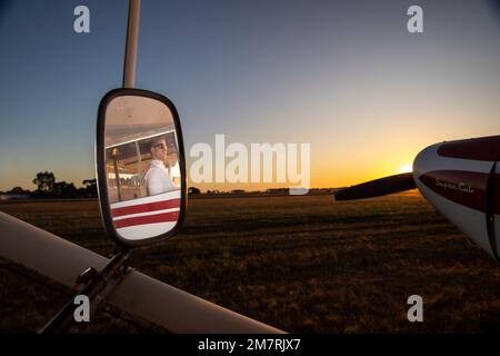 Ein junger Pilot mit einem Piper Super Cub Stockfoto