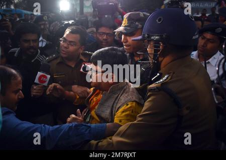 Kalkutta, Indien. 10. Januar 2023. BJP-Mitglieder (Bharatiya Janata Party) protestieren gegen die Polizei von Kolkata, weil sie Ganga Puja keine Erlaubnis für das Ufer des Flusses Ganga erteilt haben. (Foto: Sudipta das/Pacific Press) Kredit: Pacific Press Media Production Corp./Alamy Live News Stockfoto