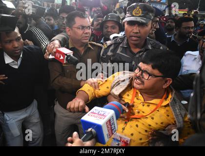 Kalkutta, Indien. 10. Januar 2023. BJP-Mitglieder (Bharatiya Janata Party) protestieren gegen die Polizei von Kolkata, weil sie Ganga Puja keine Erlaubnis für das Ufer des Flusses Ganga erteilt haben. (Foto: Sudipta das/Pacific Press) Kredit: Pacific Press Media Production Corp./Alamy Live News Stockfoto