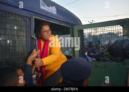 Kalkutta, Indien. 10. Januar 2023. BJP-Mitglieder (Bharatiya Janata Party) protestieren gegen die Polizei von Kolkata, weil sie Ganga Puja keine Erlaubnis für das Ufer des Flusses Ganga erteilt haben. (Foto: Sudipta das/Pacific Press) Kredit: Pacific Press Media Production Corp./Alamy Live News Stockfoto