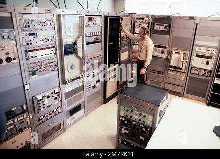 Ebend Hiscock arbeitet an einer Computertafel im Telemetrieraum, Air Force Geophysics Laboratory (AFGL). Basis: Luftwaffenstützpunkt Hanscom Bundesstaat: Massachusetts (MA) Land: Vereinigte Staaten von Amerika (USA) Stockfoto
