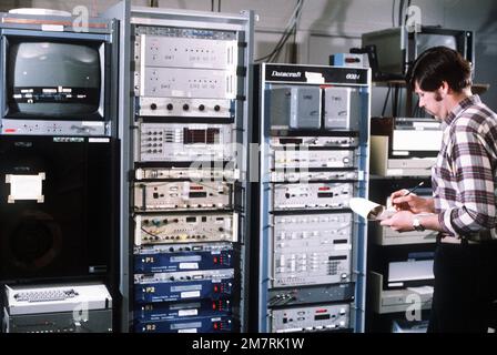 Ein Techniker, der ein Wetterphysikexperiment durchführt, sammelt Cloud-Daten von einem Computerpanel, um Air Force-Flugzeuge im Bereich man Computer Interactive Data Acquisition System (MCIDAS) des Air Force Geophysics Laboratory (AFGL) zu steuern. Basis: Luftwaffenstützpunkt Hanscom Bundesstaat: Massachusetts (MA) Land: Vereinigte Staaten von Amerika (USA) Stockfoto