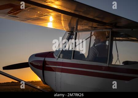 Ein junger Pilot mit einem Piper Super Cub Stockfoto