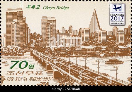 Nordkoreanische Briefmarke aus dem Jahr 2017 mit der Okryu-Brücke und der Skyline von Pyongyang mit dem Ryugyong Hotel, ausgestellt für Finlandia 2017. Stockfoto