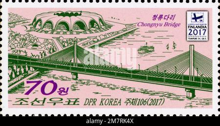 2017 Nordkoreanische Briefmarke mit Chongnyu-Brücke und Rungrado 1st of May Stadium in Pjöngjang für die Finlandia 2017 Ausstellung. Stockfoto