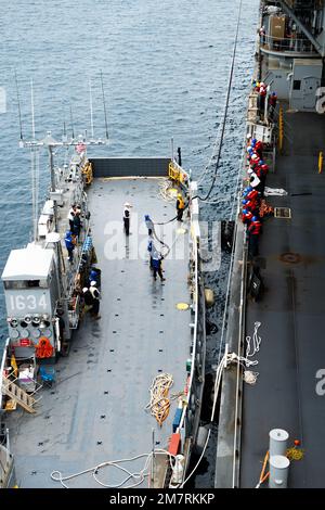 Sea of Japan (12. Mai 2022)— das Expeditionärschiff USS Miguel Keith (ESB 5) und Landing Craft Utility (LCU) 1634 simulieren das Betanken während der Übung Noble Vanguard. Rafting verlängert die Betriebszeit kleinerer Einheiten und bietet nicht traditionelle Logistik in abgelegenen Gebieten. Noble Vanguard dient als Befähiger zur Verstärkung der Taktiken und Techniken verschiedener Missionspakete, die zur regionalen Stabilität beitragen. Stockfoto