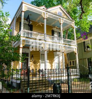 NEW ORLEANS, LA, USA - 22. APRIL 2022: Das historische zweistöckige Haus im Eastlake-Stil an der S. Carrollton Avenue Stockfoto