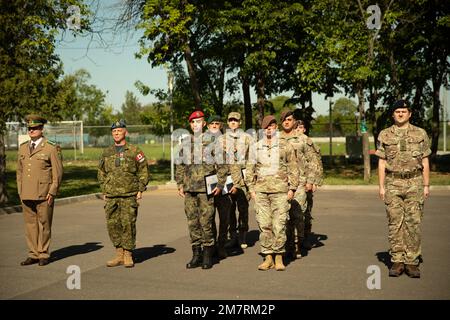 USA Army 1. Sergeant Jesse Schuster, Sergeant 1. Class Otto Niesluchowski und Staff Sergeant Tyler Coburn, alle dem 2. Infanterie-Bataillon, 4. Security Forces Assistance Brigade, stehen in Formation als Gruppe von NATO-Mitgliedern werden für ihre verschiedenen Bemühungen im Hauptquartier der multinationalen Division Südosten Bukarest, Rumänien, 12. Mai 2022. 4. Unterstützung der Sicherheitskräfte die Brigade arbeitet mit ausgewählten alliierten und Partner-Landstreitkräften zusammen, um die interne Leistungsfähigkeit und Interoperabilität zur Unterstützung der USA zu verbessern Ziele der Sicherheitszusammenarbeit der Armee Europa und Afrika. Das ist für uns Stockfoto