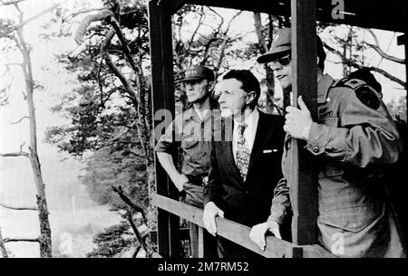 Verteidigungsminister Caspar W. Weinberger in Begleitung von General Frederick J. Kroesen, USA, Befehlshaber der US-Armee, Europa besucht den Beobachterposten Alpha des 11. Panzerkavallerie-Regiments. Basis: Land Fulda: Bundesrepublik Deutschland (FRG) Stockfoto