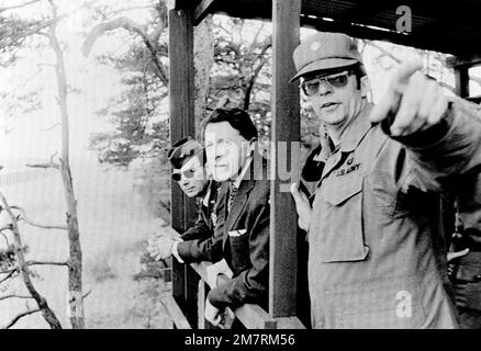 Verteidigungsminister Caspar W. Weinberger in Begleitung von General Frederick J. Kroesen, USA, Befehlshaber der US-Armee, Europa besucht den Beobachterposten Alpha des 11. Panzerkavallerie-Regiments. Basis: Land Fulda: Bundesrepublik Deutschland (FRG) Stockfoto