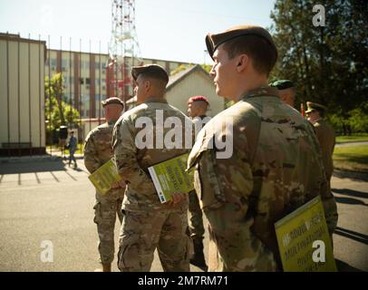 USA Army 1. Sergeant Jesse Schuster, Sergeant 1. Class Otto Niesluchowski und Staff Sergeant Tyler Coburn, alle dem 2. Infanterie-Bataillon, 4. Security Forces Assistance Brigade, stehen in Formation als Gruppe von NATO-Mitgliedern werden für ihre verschiedenen Bemühungen im Hauptquartier der multinationalen Division Südosten Bukarest, Rumänien, 12. Mai 2022. 4. Unterstützung der Sicherheitskräfte die Brigade arbeitet mit ausgewählten alliierten und Partner-Landstreitkräften zusammen, um die interne Leistungsfähigkeit und Interoperabilität zur Unterstützung der USA zu verbessern Ziele der Sicherheitszusammenarbeit der Armee Europa und Afrika. Das ist für uns Stockfoto