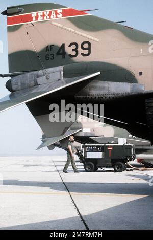 EIN Flieger führt während der Übung Gangbuster XI Wartungsarbeiten an einem der F-4 Phantom II-Flugzeuge durch, die in der Reihe geparkt sind Der Flieger ist Mitglied des 128. Taktischen Kampfgeschwaders, 116. Taktischen Kampfflügels, Texas Air National Guard. Betreff Betrieb/Serie: GANGBUSTER XI Basis: Stewart Airfield, Savannah Bundesstaat: Georgia (GA) Land: Vereinigte Staaten von Amerika (USA) Stockfoto