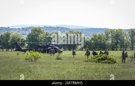 US-Militär und französisches Militär laden sich in eine 1. Air Cavalry Brigade UH-60 Blackhawk vor einer gemeinsamen und multinationalen Flugübungsmission während der Übung Swift Response am 12. Mai 2022 in Skopje, Nordmazedonien. Ziel dieser Übung ist es, glaubwürdige Streitkräfte in Europa und Afrika zu bekämpfen und die Bereitschaft zu verbessern, indem die Interoperabilität mit den Alliierten und Partnern in der Luft aufgebaut und eine gemeinsame Dienstpartnerschaft integriert wird. Stockfoto