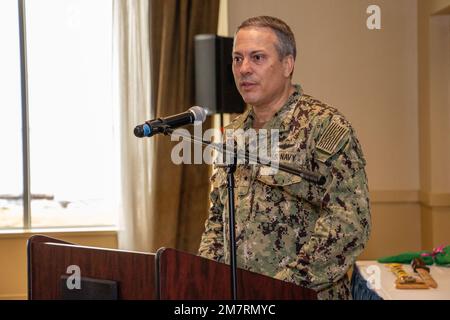 NORFOLK, VA (12. Mai 2022) Konteradmiral Paul C. Spedero, Kommandant des Joint Enabling Capabilities Command, spricht während einer Zeremonie zur Aufgabe des Kommandos für die Marineeinheit an Bord der Marinestation Norfolk an. Stockfoto