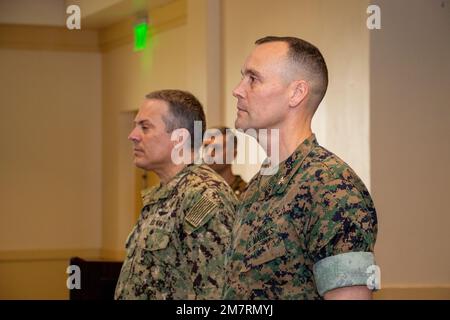 NORFOLK, VA (12. Mai 2022) Oberst William A. Barns, Kommandeur der Marineeinheit, Joint Enabling Capabilities Command (JECC) und Konteradmiral Paul C. Spedero, Kommandeur der JECC, stehen während der Aufgabe der Kommandozeremonie an Bord der Marinestation Norfolk für die Nationalhymne zur Verfügung. Stockfoto