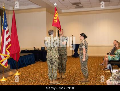 NORFOLK, VA (12. Mai 2022) Konteradmiral Paul C. Spedero, Befehlshaber des Joint Enabling Capabilities Command (JECC), erhält die Anleitung von Oberst William A. Barns, Kommandeur der Marineeinheit JECC, während einer Zeremonie zur Aufgabe des Kommandos an Bord der Marinestützstelle Norfolk. Der Marinekorps-Führer repräsentiert das Kommando der Marinekorps-Einheit. Stockfoto