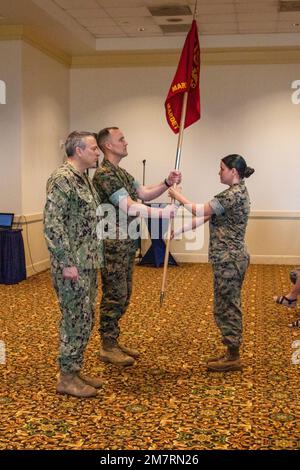 NORFOLK, VA (12. Mai 2022) Oberst William A. Barns, Kommandeur der Marineabwehr, Joint Enabling Capabilities Command (JECC), erhält den Leitfaden von Gunnery Sergeant Lia N. Aragon, ranghoher Anführer der JECC Marine Corps, während einer Verzichtserklärung an Bord der Marinestützstelle Norfolk. Der Marinekorps-Führer repräsentiert das Kommando der Marinekorps-Einheit. Stockfoto