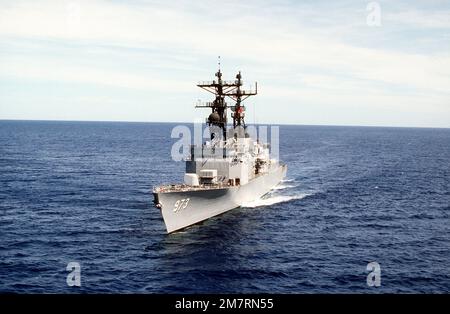 Luftbrücke Bugblick des Spruance-Klassenzerstörers USS JOHN YOUNG (DD-973) im Gange. Land: Pazifik (POC) Stockfoto