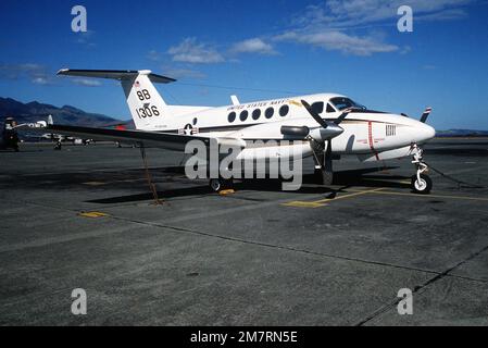 Eine rechte Seitenansicht eines UC-12B Huron-Flugzeugs, das auf der Fluglinie gesichert ist. Basis: Marine Air Station, Cubi Point Staat: Luzon Land: Philippinen (PHL) Stockfoto