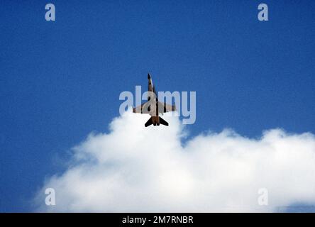 Ein Blick auf die Unterseite eines F-18 Hornet-Flugzeugs während der Flugvorführungen auf der Flugschau. Basis: Luftwaffenstützpunkt Andrews Bundesstaat: Maryland (MD) Land: Vereinigte Staaten von Amerika (USA) Stockfoto