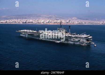 Ein Hafenviertelblick aus der Luft auf den Flugzeugträger USS AMERICA (CV 66) nach der Durchfahrt durch den Suezkanal. Basis: Hafen besagtes Land: Ägypten (EGY) Stockfoto