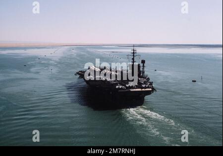 Ein Hafenviertelblick aus der Luft auf den Flugzeugträger USS AMERICA (CV 66) während der Kanaldurchfahrt. Staat: Suez Canal Country: Ägypten (EGY) Stockfoto
