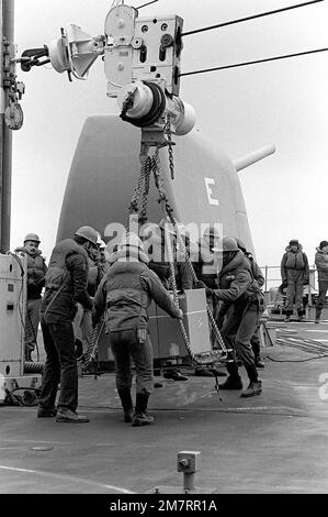 Besatzungsmitglieder an Bord der Zerstörerin USS NICHOLSON (DD-982) lassen eine Kiste mit Vorräten herablassen, die während der Wiederauffüllung von dem Kampfschiff USS CONCORD (AFS-5) mit Highline transportiert wurden. Land: Mittelmeer (MED) Stockfoto