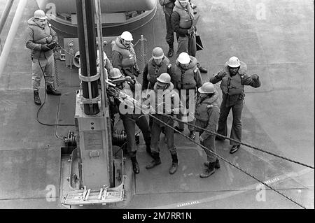 Besatzungsmitglieder an Bord der Destroyer USS NICHOLSON (DD-982)-Bohrinseln für den Transport von Vorräten vom Kampfschiff USS CONCORD (AFS-5) während der Wiederauffüllung. Land: Mittelmeer (MED) Stockfoto